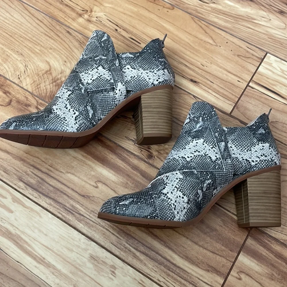 BC Footwear Born in California Women's Azalea Snake Print Ankle Boots NWOB